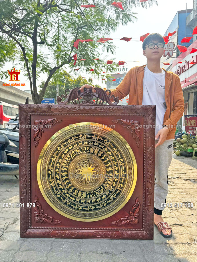 Tranh mặt trống đồng thích hợp để bày trí tại không gian phòng khách, phòng làm việc sang trọng